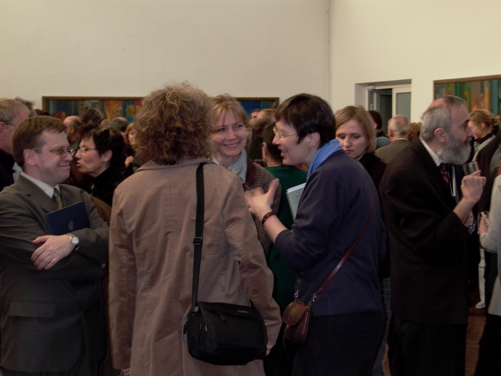 Tłumy wernisażowe  w dniu 14.04. 2004; m.in. K. Stopka, M. Bogdani, E. Orman