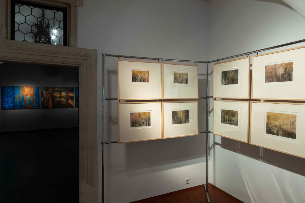 Grafiki z cyklu Katedra Prousta, 2016-2019, w głebi obrazy z cyklu Katedra, 2007-2010