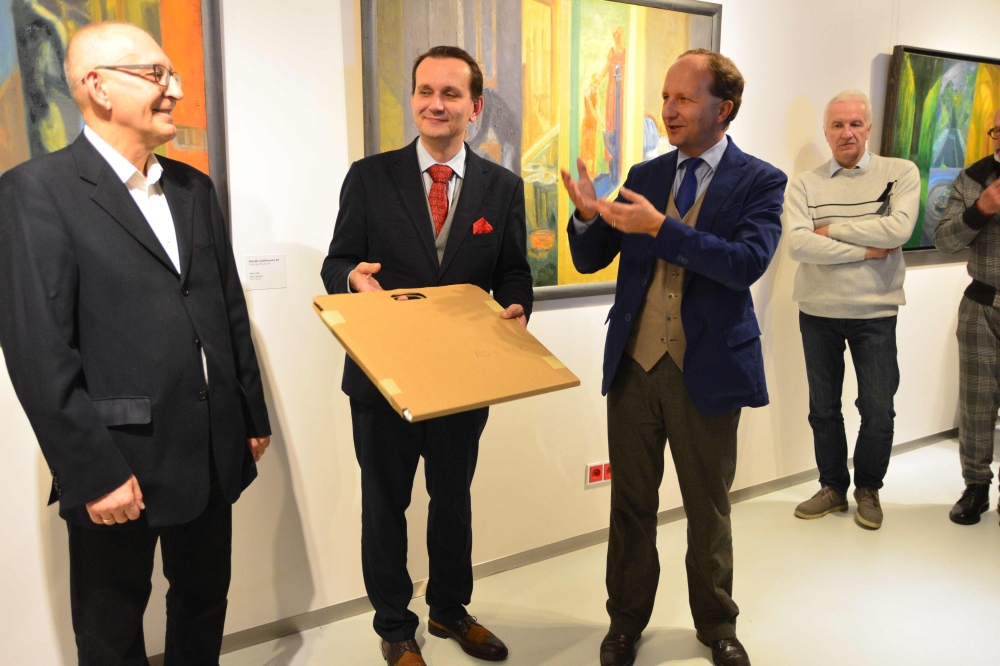 Na ręce dyrekcji MNK, Andrzeja Betleja i Andrzeja  Szczerskiego Oramus przekaz w darze grafiki z cyklu Rytuały (1982-1984)