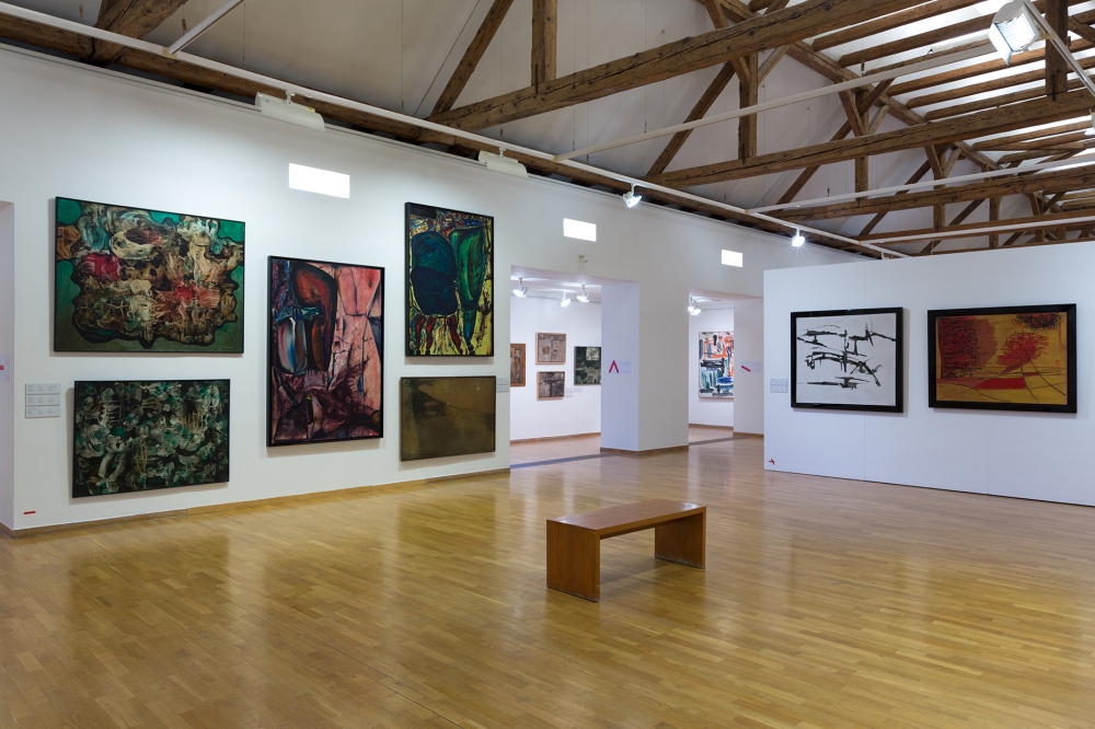 Sala środkowa po prawej obrazy Tadeusza Kantora (1956-1957) oraz Teresy Tyszkiewicz (1965), po lewej dwa obrazy Alfreda Lenicy z 1962 roku, oraz dwa obrazy Tadeusza Brzozowskiego (1975, 1957) i Jerzego Stajudy (1975), z tyłu trzy prace Teresy Rudowicz z lat 1960-1966, dalej Jana Tarasina (1964) i Jadwigi Maziarskiej (1985).