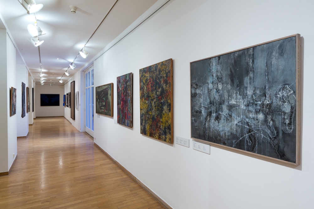 Sala boczna, ściana po prawej, obrazy: Jerzego Kujawskiego (1957), Alfreda Lenicy (1957), Teresy Tyszkiewicz (1957), Rajmunda Ziemskiego (1959), dalej prace Bronisława Kierzkowskiego (1963), Romana Opałki (1965),  Bronisława Kierzkowskiego (1965, 1967), Aleksandra Kobzdeja (1967), na ścianie na wprost obraz Józefa Hałasa (1970).