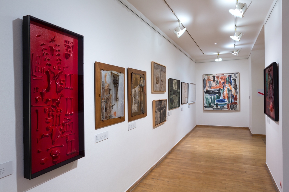 Sala boczna, ściana po lewej kompozycja Jonasza Sterna (1979), cztery prace Teresy Rudowicz z lat 1960-1966, Jana Tarasina (1964), Mariana Warzechy (1960, 1999-2002), na wprost obraz Jadwigi Maziarskiej (1985).