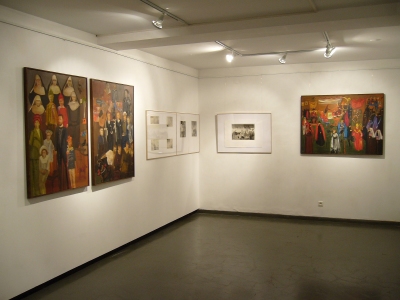 Obrazy Czas zatrzymany i Funeralia, w środku grafiki z cyklu Rytuały (lata 80.)