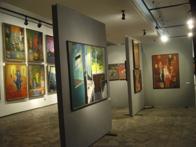 Na pierwszym planie Sobolewski, pozostałe w całości widoczne  obrazy Oramusa