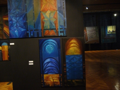 Od lewej obrazy Oramusa z cyklu Katedra, w głębi prace Sobolewskiego