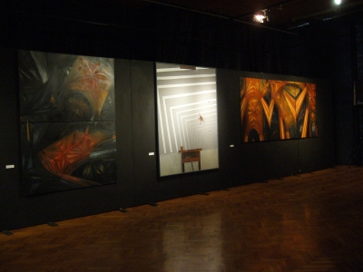 Oramus, obrazy z cyklu Katedra, po środku praca Sobolewskiego