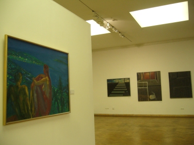 Pierwszy plan po lewej obraz Oramusa, w głębi prace Sobolewskiego (lata 90.)