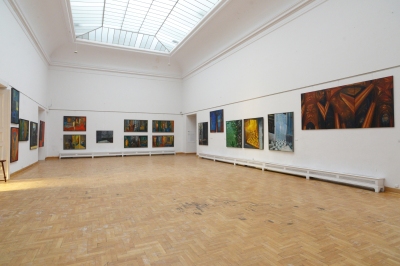 Sala główna Pałacu Sztuki, zestawy prac Oramusa i Sobolewskiego we wzajemnej relacji znaczeń formy i treści