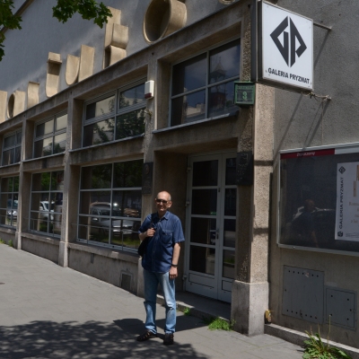 R. Oramus przed Galerią Pryzmat