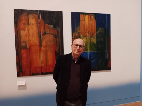 Autor i jego dwa obrazy z cyklu Katedra